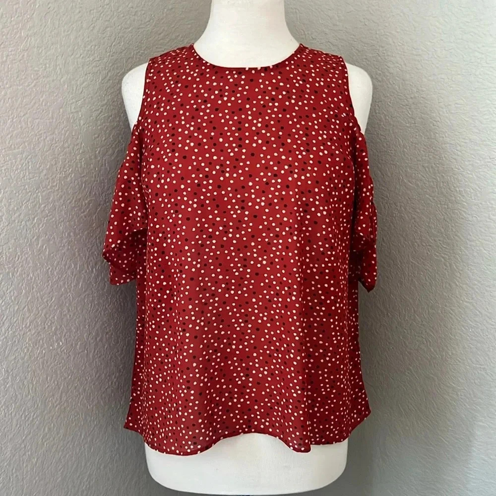 VIOLETS & ROSES red patterned flutter sleeve open shoulder top